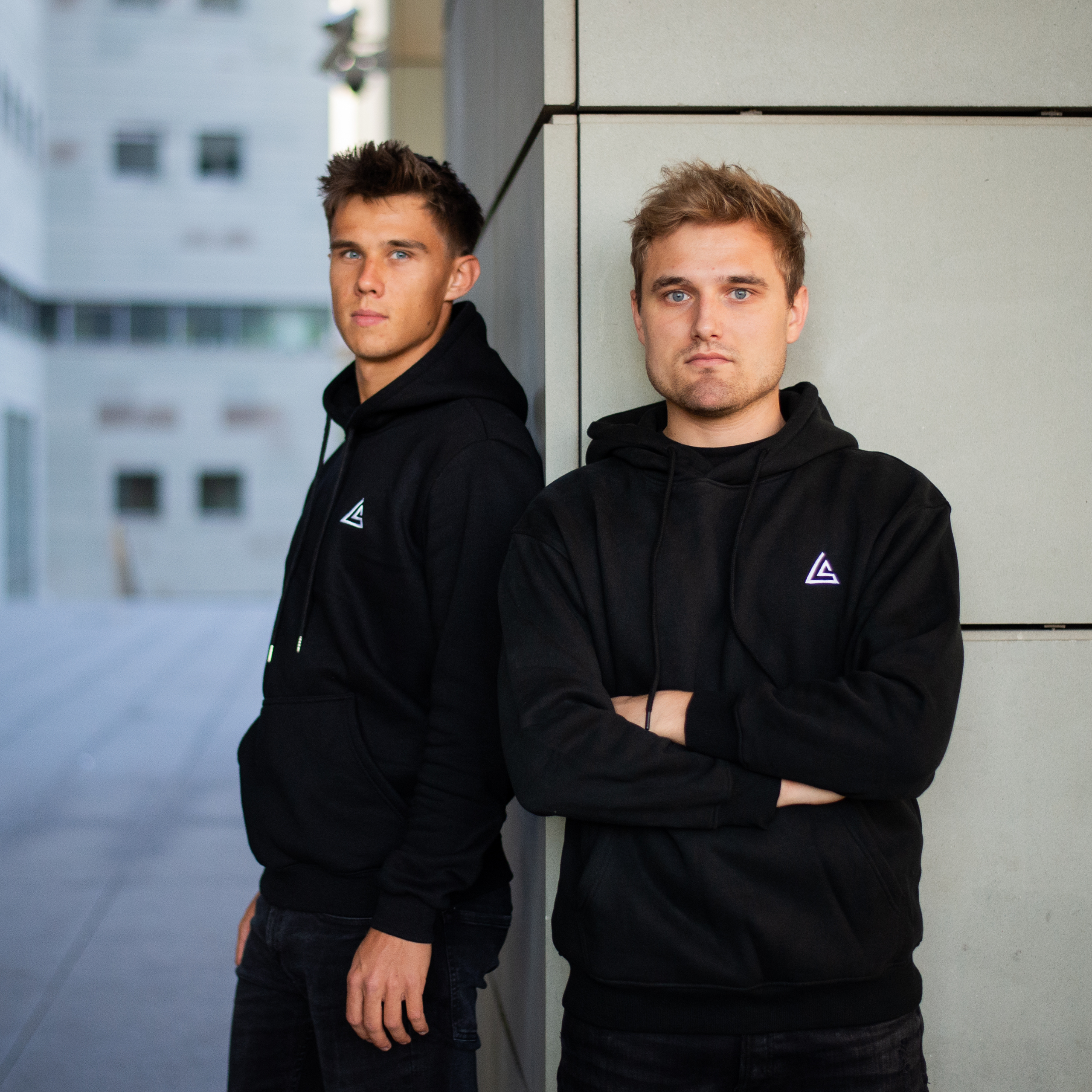 bluza kangurka czarna