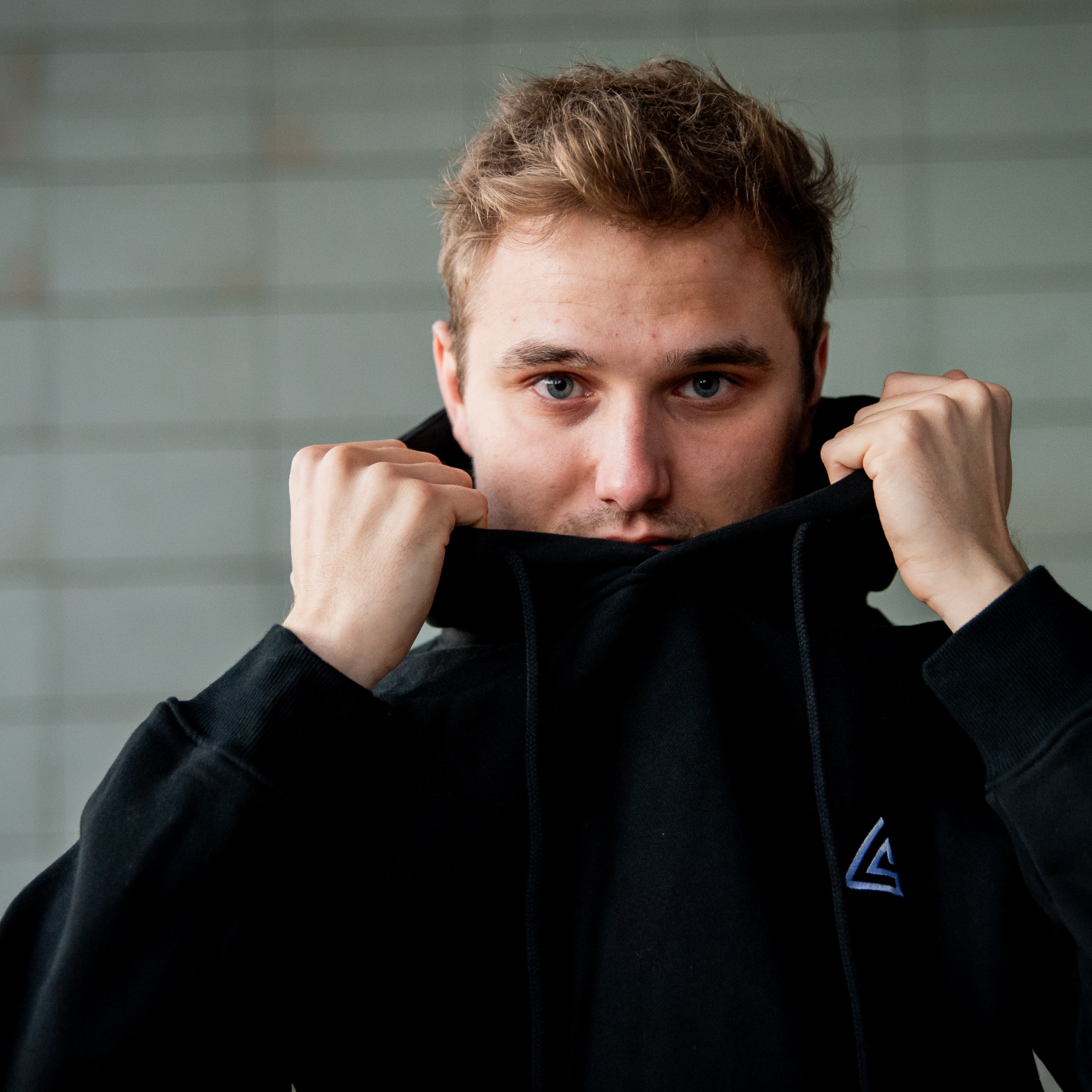 bluza kangurka czarna