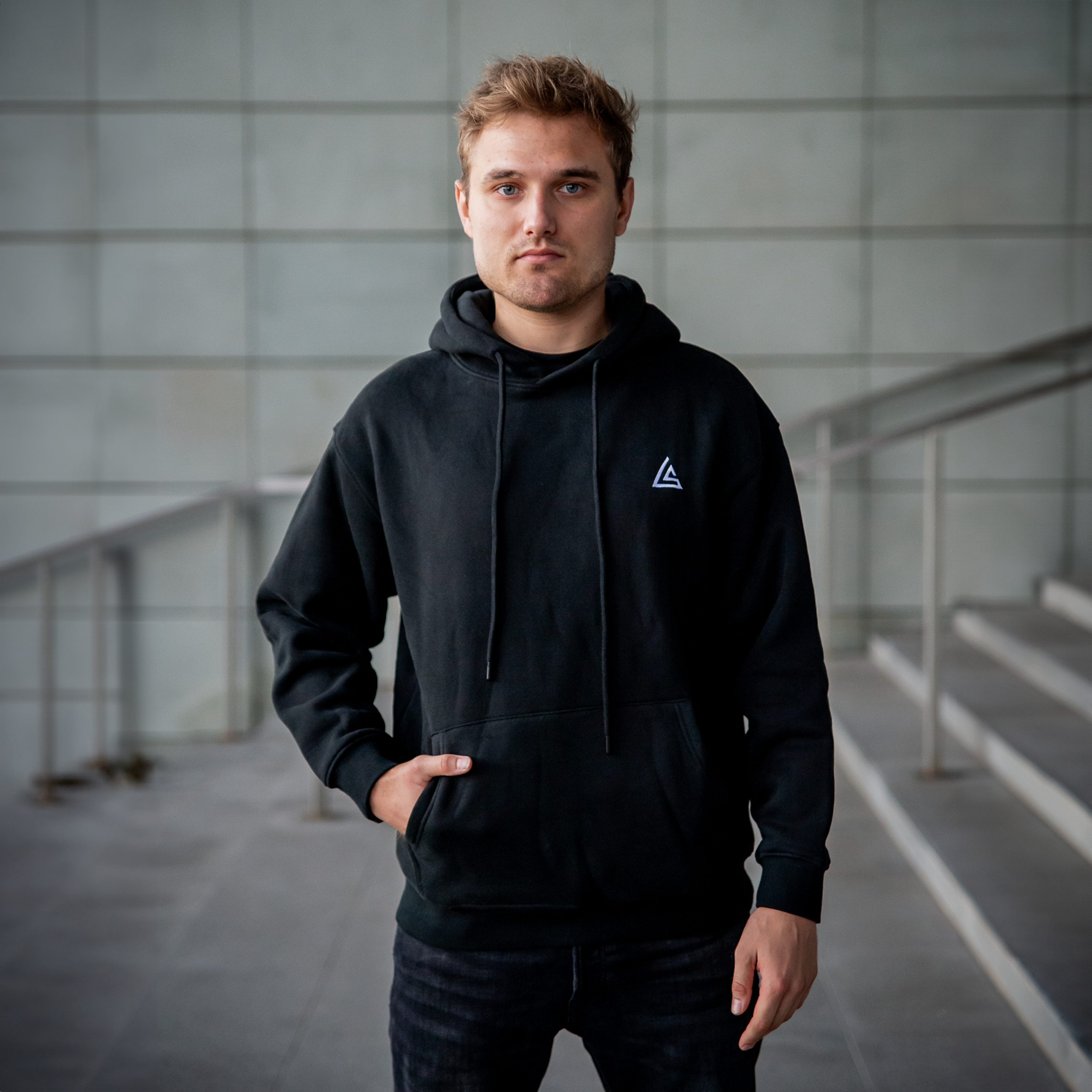 bluza kangurka czarna